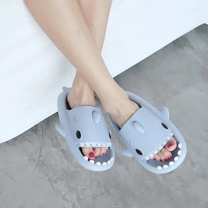 Sandalias divertidas con forma de tiburón